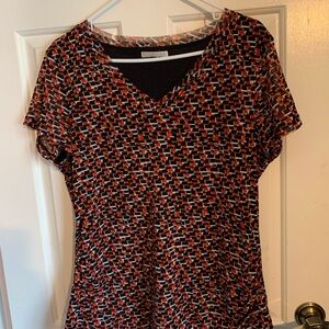 Dana Buchman Black & Rust Geometric V-Neck Short Sleeve Top